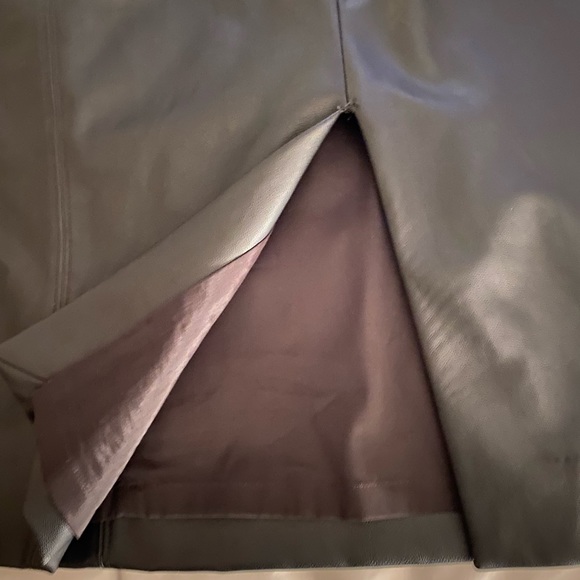 Gorgeous black leather pencil skirt 🖤 - Picture 6 of 8